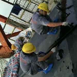 开云手机登录入口·（中国）官方网站员工在做复合润滑涂层